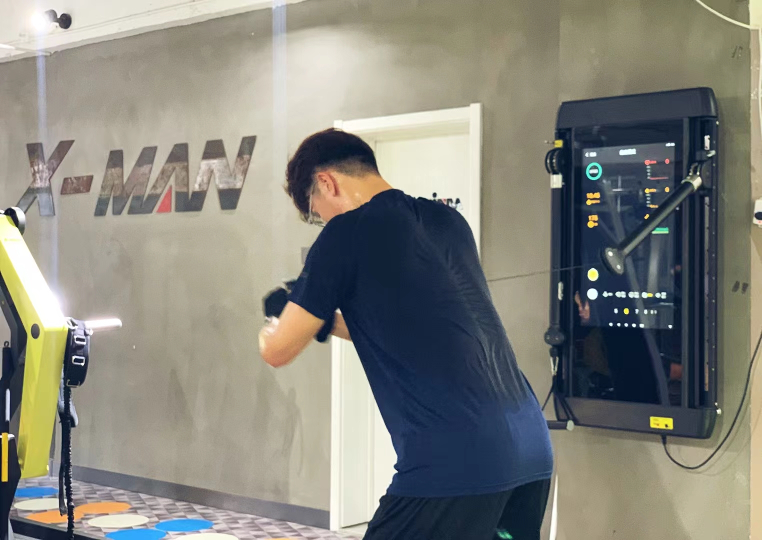 Interaktiver LED-Workout-Smart-Fitnessspiegel mit Touchscreen und App. Trainieren Sie mit Zuversicht über unser integriertes interaktives 24-Zoll-Display.Wählen Sie ein Programm und befolgen Sie es, während ein Trainer Sie bei jedem Training motiviert.