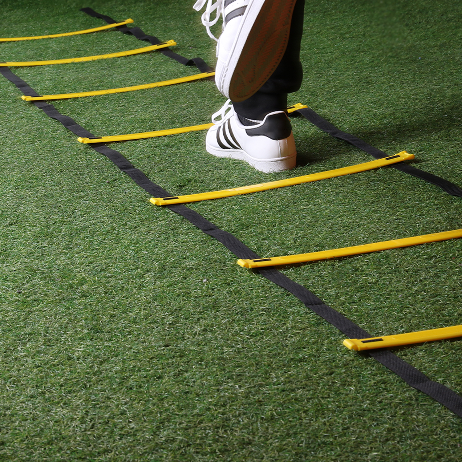 BESSERE SPORTLICHE LEISTUNG Perfekte Agility-Leiter-Geschwindigkeitstrainingsgeräte, die für Fußballtraining, Fußball, Basketball, Hockey, Lacrosse, Tennis, Badminton usw. geeignet sind, um Beschleunigung, Fußkraft sowie Geschwindigkeit, Gleichgewicht und Körperkontrolle zu verbessern.