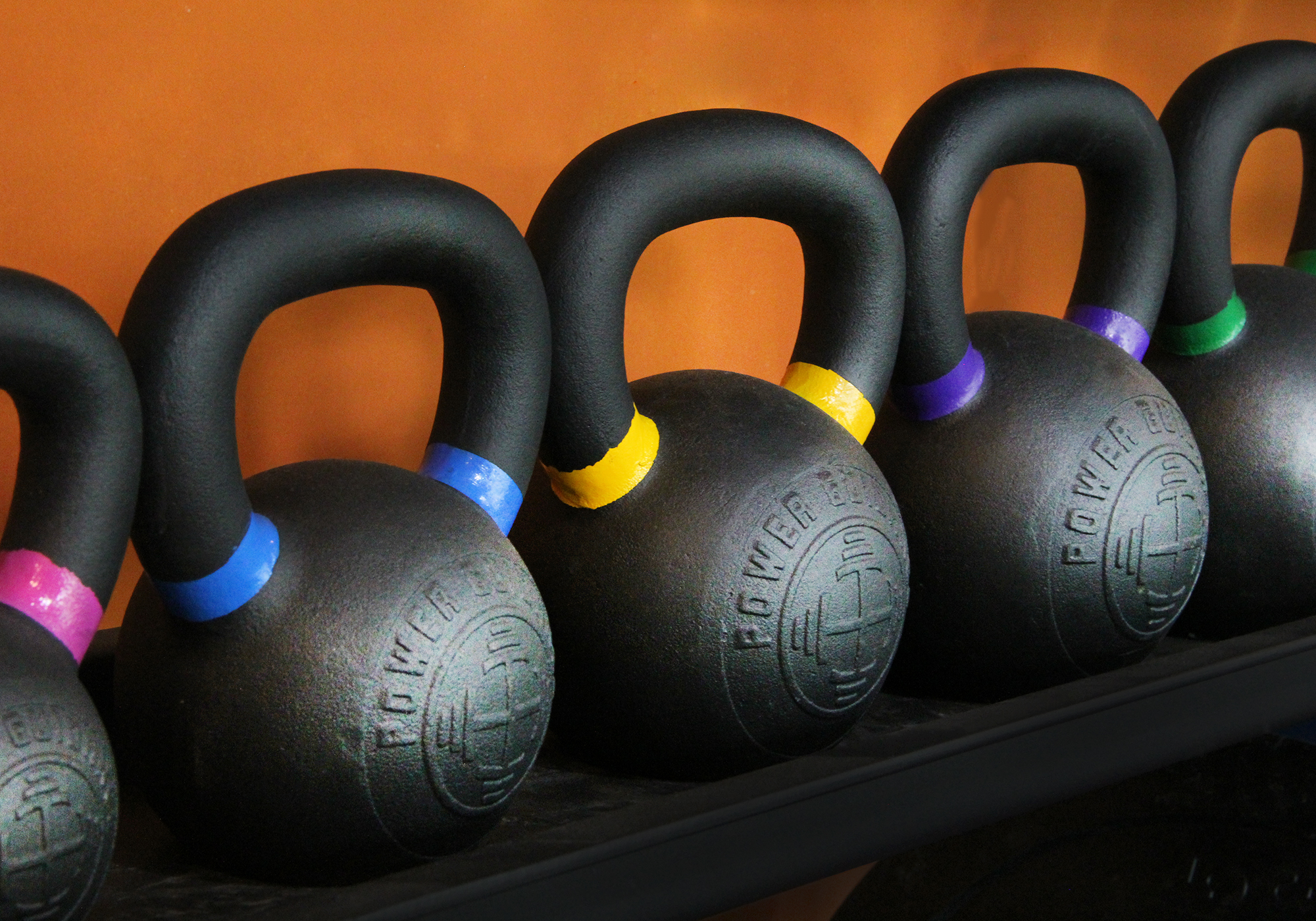 KettlebellPremium-Material Wir haben mit dem hochwertigsten verfügbaren Erstlauf-Eisenerz begonnen, nicht mit Schrott.