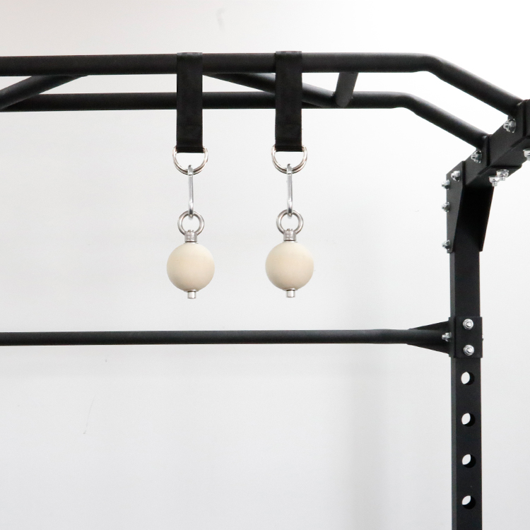 HOHE QUALITÄT Speziell entwickelter Ball aus robustem Eschenholz und robuster Hardware in Industriequalität.Das Paket beinhaltet: Griffbälle x 2, Karabiner x 2, Aufhängegurte x 2.