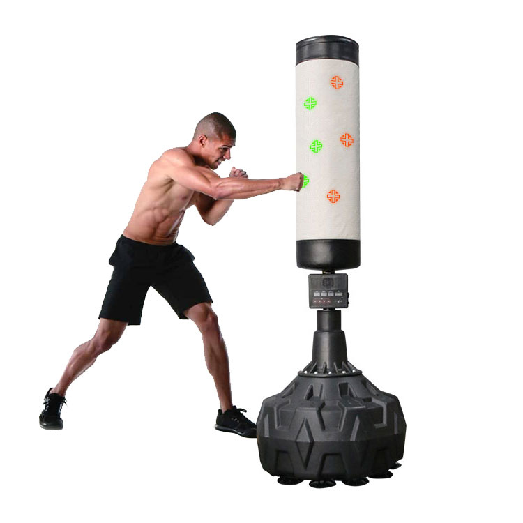 Boxsäcke Zum Üben der Boxfähigkeiten, zur Verbesserung von Kraft und Ausdauer.Es gibt viele verschiedene Arten von Boxsäcken, darunter unter anderem Speedbälle, Boxsäcke und Thai-Boxsäcke.